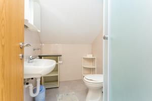 Koupelna v ubytování Apartments by the sea Podaca, Makarska - 2783 + 37 fotografií