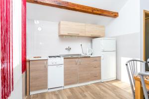 Kuchyň nebo kuchyňský kout v ubytování Apartments by the sea Podaca, Makarska - 2783