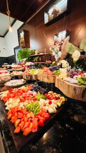 un buffet con muchos tipos diferentes de frutas y hortalizas en Hotel Thermas Classic, en Marcelino Ramos