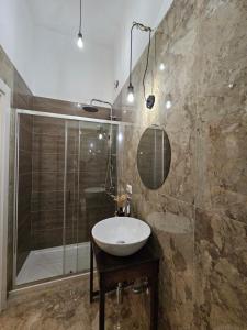 ein Bad mit einem Waschbecken und einer Dusche in der Unterkunft Bethel come Casa Apartments in Neapel