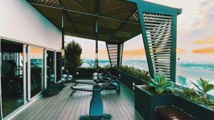 - un balcon offrant une vue sur l'océan dans l'établissement Estudio Luxury zona 13 Aeropuerto, à Guatemala