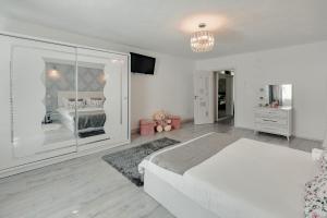 um quarto branco com uma grande cama branca em Central House em Sighisoara