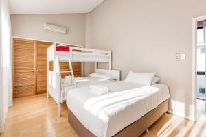 Postel nebo postele na pokoji v ubytování Regency Beach Club
