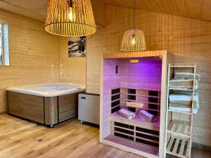 Fotografia z galérie ubytovania Luxe et sérénité : jacuzzi, sauna, piscine chauffée, home-cinéma et plus près du Mans - FR-1-410-396 v destinácii Yvré-lʼÉvêque