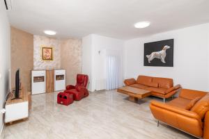 Family friendly house with a swimming pool Gajana, Fazana - 22578 في Mednjan: غرفة معيشة مع أريكة وتلفزيون