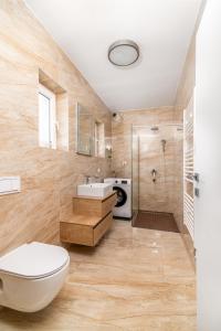 Family friendly house with a swimming pool Gajana, Fazana - 22578 في Mednjan: حمام مع مرحاض ومغسلة ودش