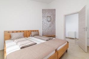 Family friendly house with a swimming pool Gajana, Fazana - 22578 في Mednjan: غرفة نوم بسرير كبير وبجدران بيضاء +20 صورة