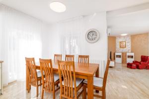 Family friendly house with a swimming pool Gajana, Fazana - 22578 في Mednjan: غرفة طعام مع طاولة وكراسي خشبية