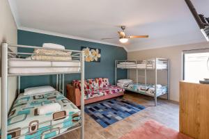 1 dormitorio con 2 literas y techo en Regency Beach Club en Dunsborough