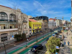 une rue de la ville avec des voitures garées dans la rue dans l'établissement 2 Bedroom, 2 Bathroom With Terrasse - Palma Residence, à Lisbonne