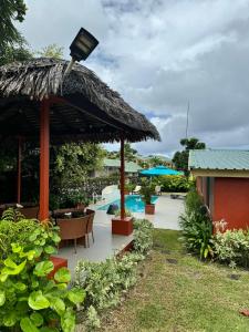 widok na ośrodek z basenem w obiekcie Elluk East Studios w mieście Port Vila