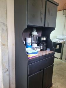 eine Küchentheke mit einem Mixer darüber in der Unterkunft Quinta la Inesperada in Aguas Claras