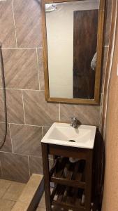 La salle de bains est pourvue d'un lavabo et d'un miroir. dans l'établissement Hangar 15, à Playa Dorada