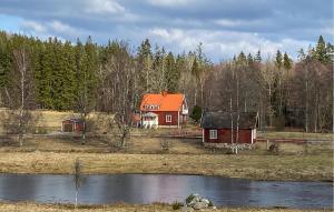 Rörvik的住宿－4 Bedroom Beautiful Home In Rrvik，河边一座带橙色屋顶的房子