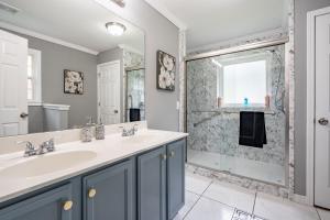 亚特兰大Homely & Alluring 5 bedrooms in Atlanta by Deity Villas的带水槽和淋浴的浴室