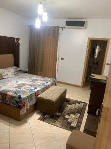 En eller flere senge i et værelse på قرية بالميرا السخنه