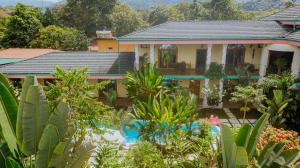 une maison avec un jardin en face dans l'établissement COCO Beach Village, à Matapalo