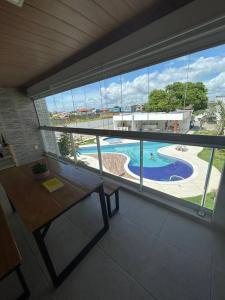 a balcony with a view of a swimming pool at Apartamento em Praia do Francês in Praia do Frances