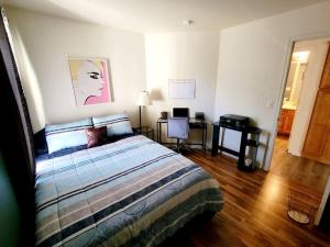 um quarto com uma cama e uma secretária em The Perfect Getaway (5 mins from Eugene Airport) em Eugene