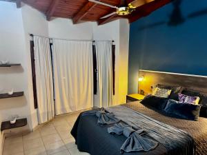 A bed or beds in a room at Apart Tommy Islas Malvinas y cacique catriel