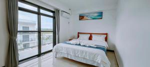 Postel nebo postele na pokoji v ubytování Ocean Breeze Apartment