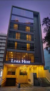un grand bâtiment avec un panneau éclairé dans l'établissement LIMA HOST, à Lima