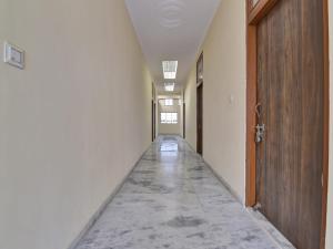 an empty hallway with a door and a hallwayngth at OYO Flagship Hotel Hastinapur Residency in Jaipur