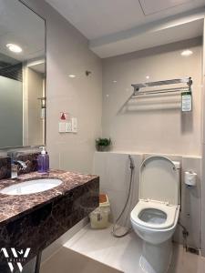 La salle de bains est pourvue de toilettes, d'un lavabo et d'un miroir. dans l'établissement Ming SCSP, à Kota Kinabalu