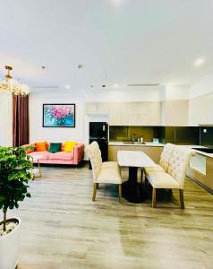 cocina y sala de estar con mesa y sillas en Xjng Homes - Ocean Park, en Hanói
