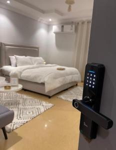 a room with a bed and a remote control at أستديو قريب من البوليفارد و أهم الأماكن السياحية قفل ذكي in Riyadh