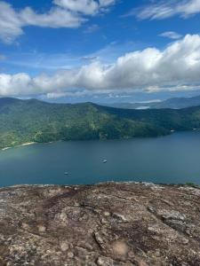 vista sul lago dalla cima di una montagna di Casa temporada em Paraty famíliar a Parati