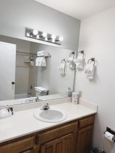 y baño con lavabo y espejo. en Hotel 191 - Moab en Moab