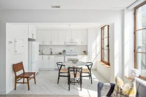 a kitchen and dining room with a table and chairs at Le Nomade MTL in Montréal