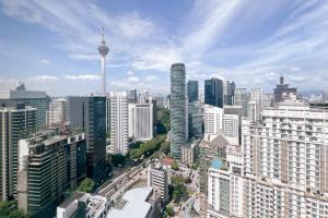uma vista aérea de uma cidade com edifícios altos em Soho Suites KLCC by Leala em Kuala Lumpur