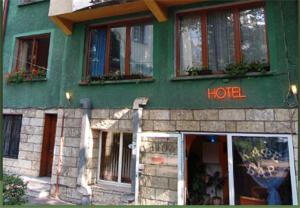 un edificio verde con un hotel escrito en él en Stivan Iskar Hotel en Sofía