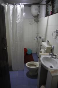 uma casa de banho com um WC, um chuveiro e um lavatório. em Vamoose Cherry Resort em Pelling