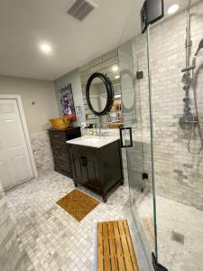 Bilik mandi di Renovated Studio, Near Hospitals, Mbta