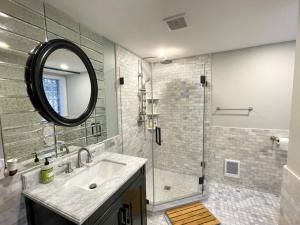 Bilik mandi di Renovated Studio, Near Hospitals, Mbta