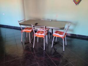 mesa de comedor con 4 sillas y mesa en Hospedaje Romancito, en Piedra del Águila