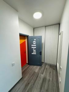 um corredor de escritório com um sinal de sigma na parede em Modern Studio Apartment in Riga em Riga
