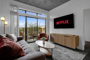 - un salon avec un canapé et une télévision dans l'établissement The Nomad Roosevelt, à Phoenix