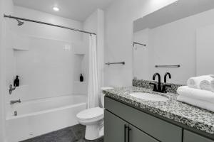 ein Badezimmer mit einem Waschbecken, einem WC und einer Badewanne in der Unterkunft The Nomad Roosevelt in Phoenix