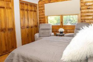 - une chambre avec un lit, une chaise et une fenêtre dans l'établissement Lake Moraine Home #6 Near Colgate University, à Hamilton