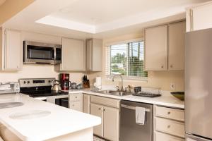 A kitchen or kitchenette at 2BR Retreat w/ Balcony Views in Central San Diego!