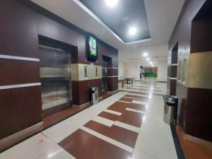 een gang van een ziekenhuis met een gang bij Emerald Apartel in Bandung