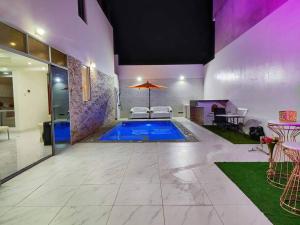 a large room with a swimming pool in a house at Casa Privada de Estreno con Piscina en Ica in Ica