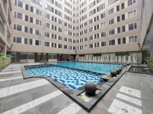 una piscina vacía frente a un edificio en Emerald Apartel, en Bandung