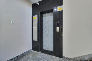einen Flur mit Tür in einem Gebäude in der Unterkunft Super OYO Flagship Hillside Hotels Dlf Gachibowli Near Shilparamam in Hyderabad