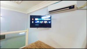- une télévision sur un mur dans l'établissement Chiip House, à Hô-Chi-Minh-Ville