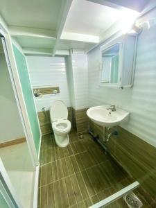 La salle de bains est pourvue de toilettes et d'un lavabo. dans l'établissement Chiip House, à Hô-Chi-Minh-Ville